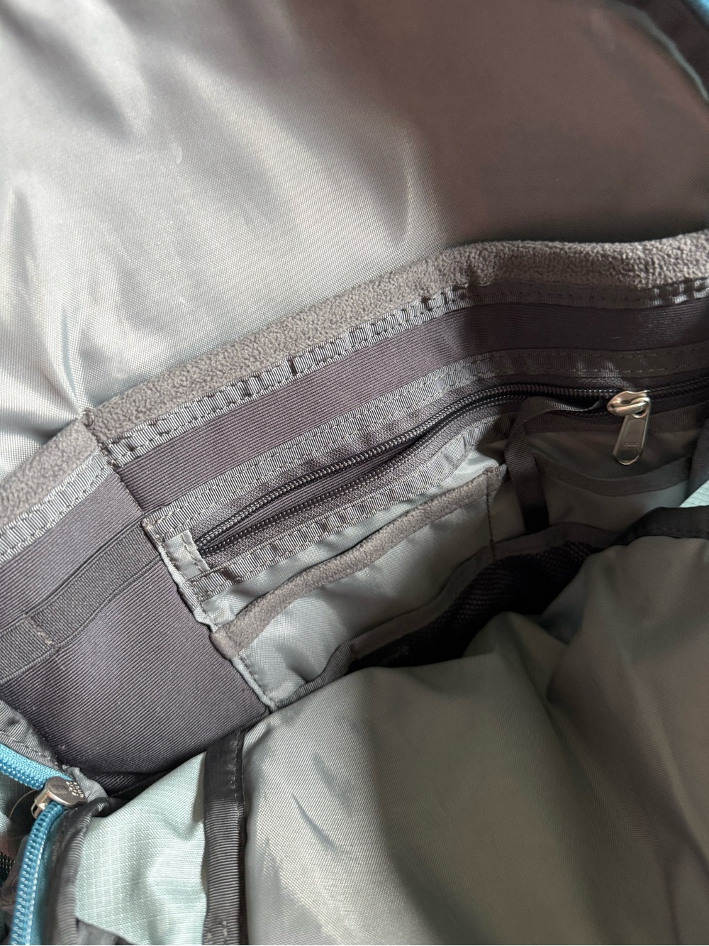 The North Face Borealis Teal Backpack with pink red accent - Picture 4 of 7
